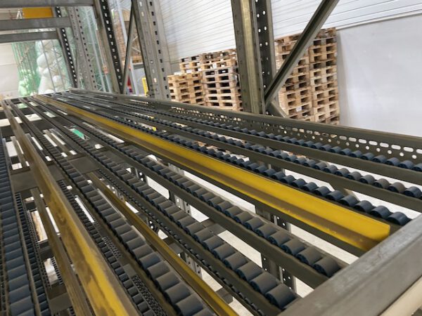 Große Fachbodenregalanlage (ca. 3.600m2), Dexion, 2 geschossig (könnte noch aufgestockt werden) mit 3 Treppen und 4 x 2er Palettenübergabeplätze, auf Wunsch mit Aufzug, Durchlaufregalen und umlaufender Lagerbühne, gesamt ca. 2.400 Felder – gebraucht - : – Bild 59