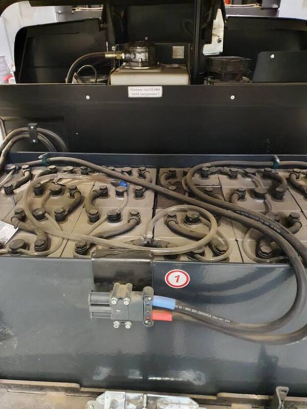 5 Stück Schmalgangstapler "Man-up" Hochregalstapler mit Knickgelenk-Chassis, Toyota bzw. BT, 1,5 to. – gebraucht - : lagertechnik