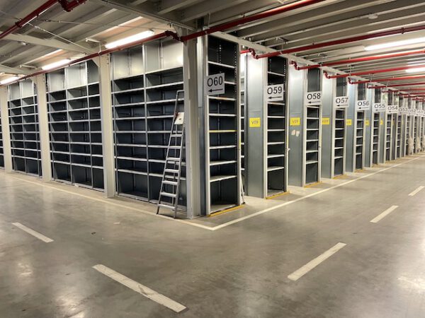 Große Fachbodenregalanlage (ca. 3.600m2), Dexion, 2 geschossig (könnte noch aufgestockt werden) mit 3 Treppen und 4 x 2er Palettenübergabeplätze, auf Wunsch mit Aufzug, Durchlaufregalen und umlaufender Lagerbühne, gesamt ca. 2.400 Felder – gebraucht - : – Bild 60