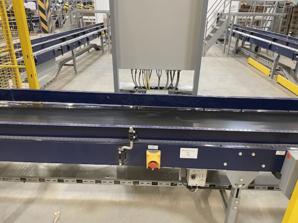 Große Fördertechnikanlage ca. 700m Fördertechnik, inkl. Schuhsorter, Ambaflex Höhenförderer, Packplätzen, Waagen, Scanner, Ersatzteilpaket, Scherenrollenbahnen, etc. - gebraucht - : – Bild 25