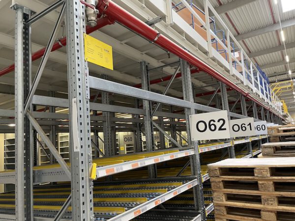 Große Fachbodenregalanlage (ca. 3.600m2), Dexion, 2 geschossig (könnte noch aufgestockt werden) mit 3 Treppen und 4 x 2er Palettenübergabeplätze, auf Wunsch mit Aufzug, Durchlaufregalen und umlaufender Lagerbühne, gesamt ca. 2.400 Felder – gebraucht - : – Bild 63