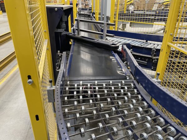 Große Fördertechnikanlage ca. 700m Fördertechnik, inkl. Schuhsorter, Ambaflex Höhenförderer, Packplätzen, Waagen, Scanner, Ersatzteilpaket, Scherenrollenbahnen, etc. - gebraucht - : – Bild 23