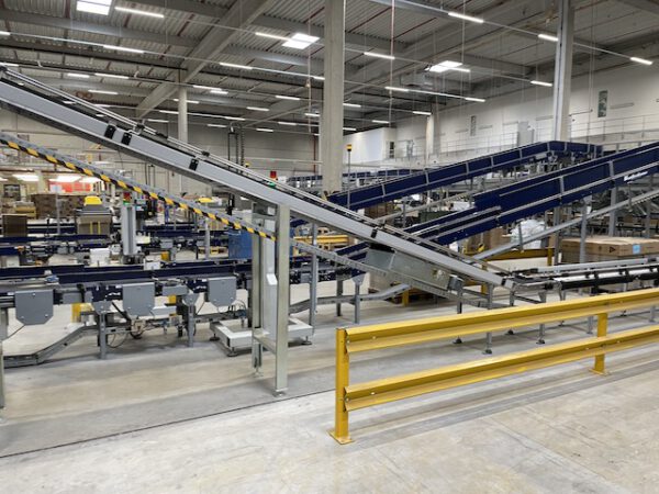 Große Fördertechnikanlage ca. 700m Fördertechnik, inkl. Schuhsorter, Ambaflex Höhenförderer, Packplätzen, Waagen, Scanner, Ersatzteilpaket, Scherenrollenbahnen, etc. - gebraucht - : – Bild 22