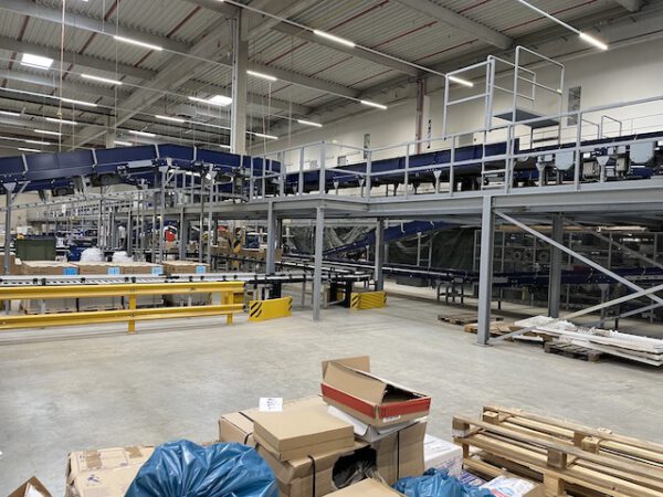 Große Fördertechnikanlage ca. 700m Fördertechnik, inkl. Schuhsorter, Ambaflex Höhenförderer, Packplätzen, Waagen, Scanner, Ersatzteilpaket, Scherenrollenbahnen, etc. - gebraucht - : – Bild 21