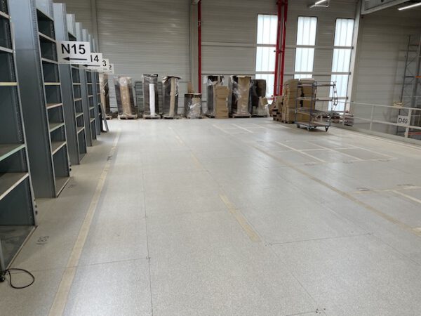 Große Fachbodenregalanlage (ca. 3.600m2), Dexion, 2 geschossig (könnte noch aufgestockt werden) mit 3 Treppen und 4 x 2er Palettenübergabeplätze, auf Wunsch mit Aufzug, Durchlaufregalen und umlaufender Lagerbühne, gesamt ca. 2.400 Felder – gebraucht - : – Bild 66
