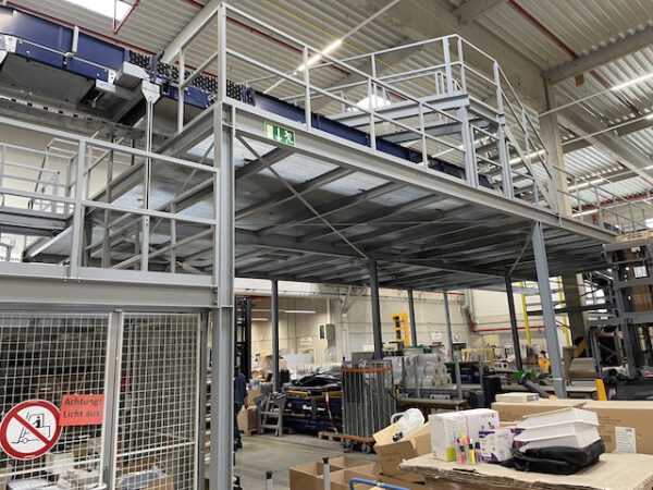 Große Fördertechnikanlage ca. 700m Fördertechnik, inkl. Schuhsorter, Ambaflex Höhenförderer, Packplätzen, Waagen, Scanner, Ersatzteilpaket, Scherenrollenbahnen, etc. - gebraucht - : – Bild 20