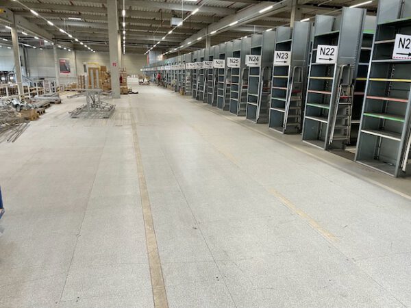 Große Fachbodenregalanlage (ca. 3.600m2), Dexion, 2 geschossig (könnte noch aufgestockt werden) mit 3 Treppen und 4 x 2er Palettenübergabeplätze, auf Wunsch mit Aufzug, Durchlaufregalen und umlaufender Lagerbühne, gesamt ca. 2.400 Felder – gebraucht - : – Bild 67