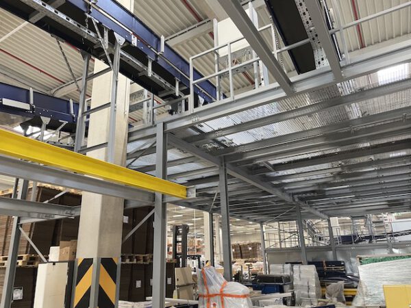 Große Fördertechnikanlage ca. 700m Fördertechnik, inkl. Schuhsorter, Ambaflex Höhenförderer, Packplätzen, Waagen, Scanner, Ersatzteilpaket, Scherenrollenbahnen, etc. - gebraucht - : – Bild 19