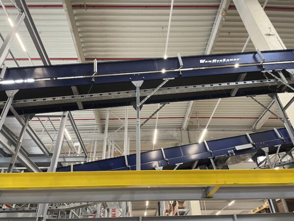 Große Fördertechnikanlage ca. 700m Fördertechnik, inkl. Schuhsorter, Ambaflex Höhenförderer, Packplätzen, Waagen, Scanner, Ersatzteilpaket, Scherenrollenbahnen, etc. - gebraucht - : lagertechnik