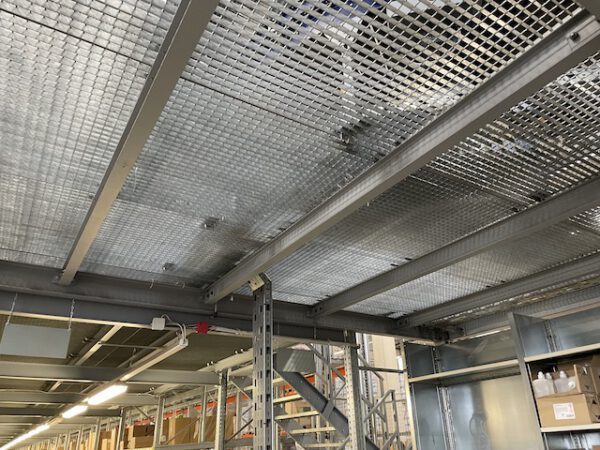 Große Fördertechnikanlage ca. 700m Fördertechnik, inkl. Schuhsorter, Ambaflex Höhenförderer, Packplätzen, Waagen, Scanner, Ersatzteilpaket, Scherenrollenbahnen, etc. - gebraucht - : – Bild 14