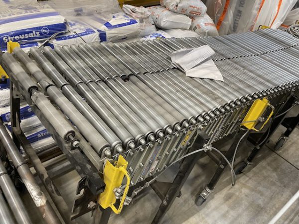 Große Fördertechnikanlage ca. 700m Fördertechnik, inkl. Schuhsorter, Ambaflex Höhenförderer, Packplätzen, Waagen, Scanner, Ersatzteilpaket, Scherenrollenbahnen, etc. - gebraucht - : – Bild 12