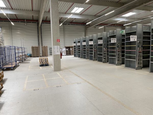 Große Fachbodenregalanlage (ca. 3.600m2), Dexion, 2 geschossig (könnte noch aufgestockt werden) mit 3 Treppen und 4 x 2er Palettenübergabeplätze, auf Wunsch mit Aufzug, Durchlaufregalen und umlaufender Lagerbühne, gesamt ca. 2.400 Felder – gebraucht - : – Bild 75