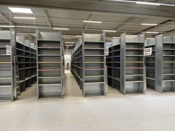 Große Fachbodenregalanlage (ca. 3.600m2), Dexion, 2 geschossig (könnte noch aufgestockt werden) mit 3 Treppen und 4 x 2er Palettenübergabeplätze, auf Wunsch mit Aufzug, Durchlaufregalen und umlaufender Lagerbühne, gesamt ca. 2.400 Felder – gebraucht - : – Bild 76