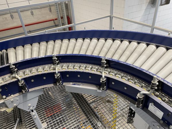 Große Fördertechnikanlage ca. 700m Fördertechnik, inkl. Schuhsorter, Ambaflex Höhenförderer, Packplätzen, Waagen, Scanner, Ersatzteilpaket, Scherenrollenbahnen, etc. - gebraucht - : – Bild 8