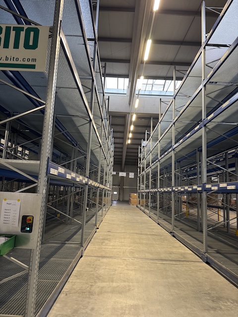 Palettenverschieberegalanlage, Bito, Höhe ca. 8m, 900kg / Palette, 3,60m Traversen, ca. 2.684 Stellplätze - gebraucht - : lagertechnik Palettenverschieberegalanlage, Bito, Höhe ca. 8m, 900kg / Palette, 3,60m Traversen, ca. 2.684 Stellplätze - gebraucht - : – Bild 5