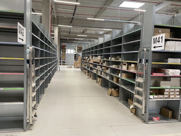 Große Fachbodenregalanlage (ca. 3.600m2), Dexion, 2 geschossig (könnte noch aufgestockt werden) mit 3 Treppen und 4 x 2er Palettenübergabeplätze, auf Wunsch mit Aufzug, Durchlaufregalen und umlaufender Lagerbühne, gesamt ca. 2.400 Felder – gebraucht - : – Bild 80
