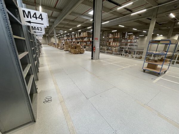 Große Fachbodenregalanlage (ca. 3.600m2), Dexion, 2 geschossig (könnte noch aufgestockt werden) mit 3 Treppen und 4 x 2er Palettenübergabeplätze, auf Wunsch mit Aufzug, Durchlaufregalen und umlaufender Lagerbühne, gesamt ca. 2.400 Felder – gebraucht - : – Bild 81
