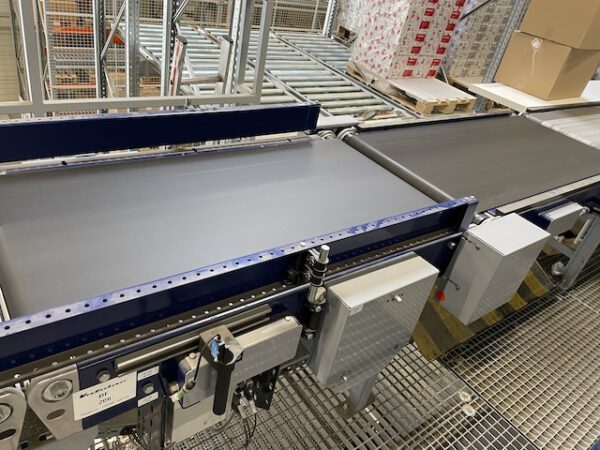 Große Fördertechnikanlage ca. 700m Fördertechnik, inkl. Schuhsorter, Ambaflex Höhenförderer, Packplätzen, Waagen, Scanner, Ersatzteilpaket, Scherenrollenbahnen, etc. - gebraucht - : – Bild 5