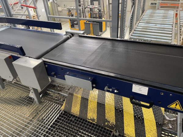 Große Fördertechnikanlage ca. 700m Fördertechnik, inkl. Schuhsorter, Ambaflex Höhenförderer, Packplätzen, Waagen, Scanner, Ersatzteilpaket, Scherenrollenbahnen, etc. - gebraucht - : – Bild 4