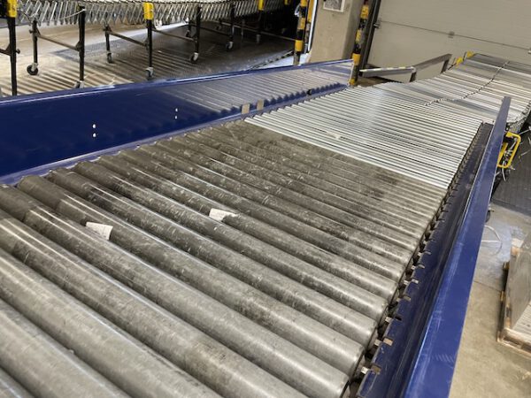 Große Fördertechnikanlage ca. 700m Fördertechnik, inkl. Schuhsorter, Ambaflex Höhenförderer, Packplätzen, Waagen, Scanner, Ersatzteilpaket, Scherenrollenbahnen, etc. - gebraucht - : – Bild 3