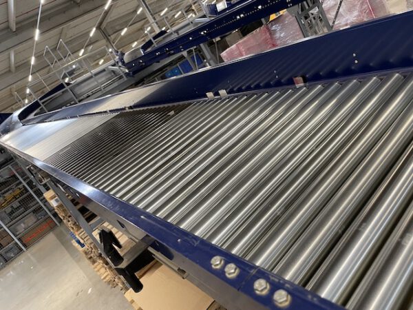 Große Fördertechnikanlage ca. 700m Fördertechnik, inkl. Schuhsorter, Ambaflex Höhenförderer, Packplätzen, Waagen, Scanner, Ersatzteilpaket, Scherenrollenbahnen, etc. - gebraucht - : – Bild 2