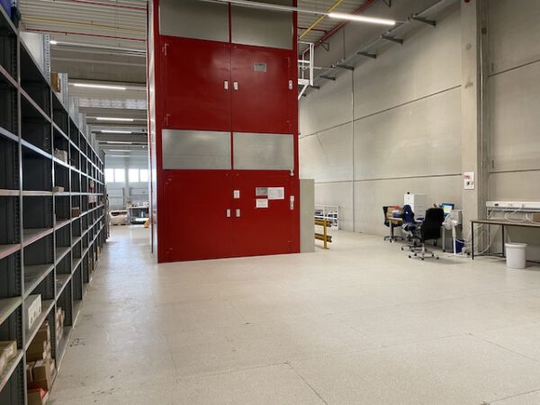 Große Fachbodenregalanlage (ca. 3.600m2), Dexion, 2 geschossig (könnte noch aufgestockt werden) mit 3 Treppen und 4 x 2er Palettenübergabeplätze, auf Wunsch mit Aufzug, Durchlaufregalen und umlaufender Lagerbühne, gesamt ca. 2.400 Felder – gebraucht - : – Bild 85