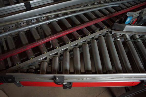 Angetriebene Rollenbahnen: 110m in Elementbreite 68cm und 235m in Elementbreite 49cm, etwas Gurtbahnen, inkl. Kurven, diverser Umsetzer und Bizerba Waage, etc.. – gebraucht - : – Bild 17