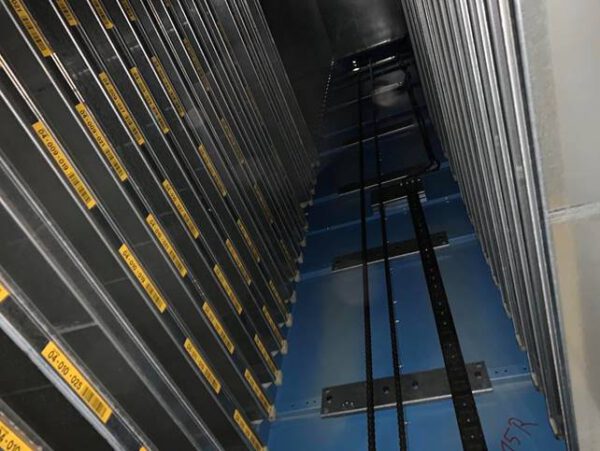 7 Stück Lagerlift, Kardex, ca. 6,30m bzw 1x 6,90m hoch (kürzbar), 2 Tablargrößen, 215/230kg pro Tablar, 1 Gerät 150kg – gebraucht -: – Bild 26