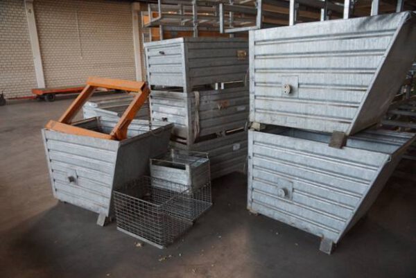 5 St. stapelbare Kippbehälter, verzinkt, inkl. 1 Staplertraverse - gebraucht- :