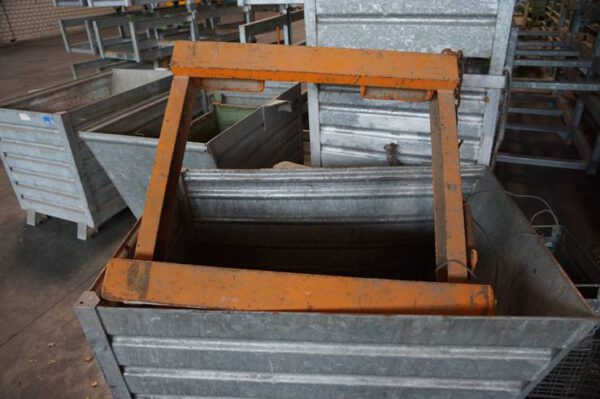 5 St. stapelbare Kippbehälter, verzinkt, inkl. 1 Staplertraverse - gebraucht- : – Bild 11